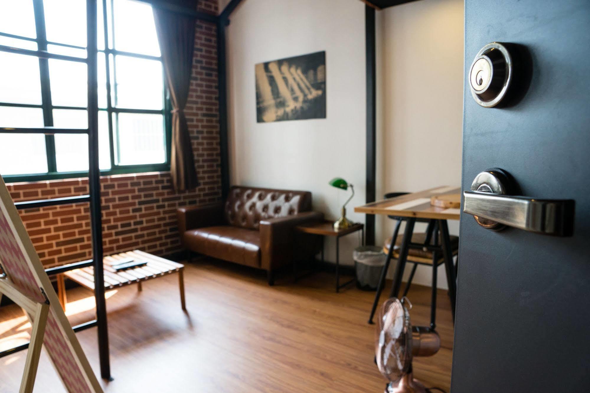 Loft Wo Design Inn Tainan Bagian luar foto